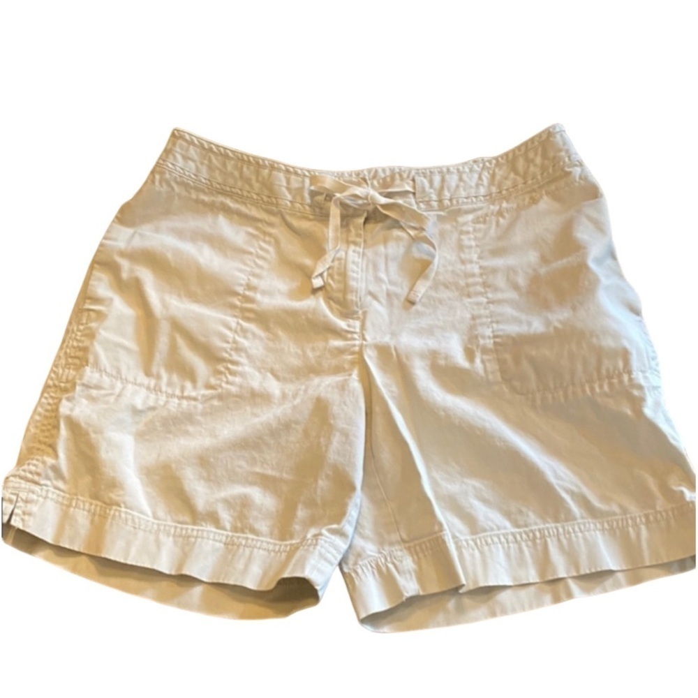 J Jill tan . Women's Shorts. Size 6. Front and back pockets. Zipper & tie waist.